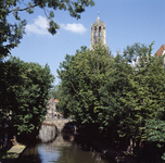 852110 Gezicht op de Oudegracht te Utrecht, met op de achtergrond de Gaardbrug en boven de bomen het bovenste gedeelte ...